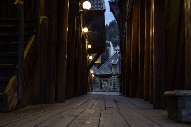 Sabahın erken saatlerinde Norveç, Bergen 'deki Bryggen' da eski boş ortaçağ sokakları