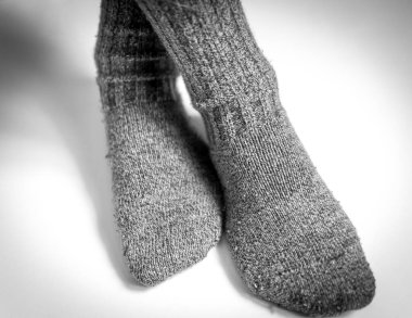 El yapımı yün çorapların içinde dinlenen küçük ayaklar.
