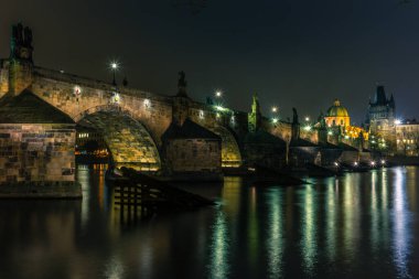 Soğuk kış gecelerinde Prag 'daki Charles Köprüsü ve Vltava Nehri manzarası