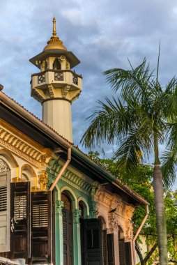Singapur 'da renkli pencereler ve arka planda Mescid Camii var.