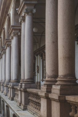 Milano 'daki Brera Üniversitesi' nin dışındaki kolonlar ve manastırlar.