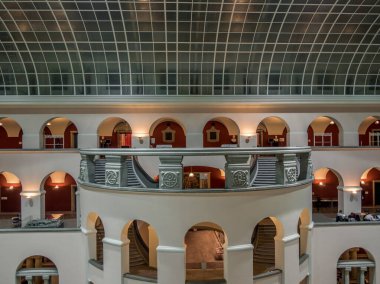 Zürih, İsviçre - 8 Aralık 2016: Rmistrasse 71 'deki Zürih Üniversitesi Genel Merkezi' nin iç salonu.