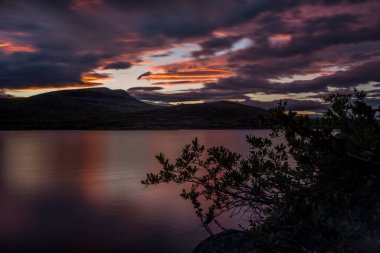 Norveç 'teki Rondane Ulusal Parkı' nda gün batımında sakin bir Norveç gölü.