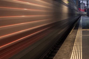Zürih istasyonundan kalkan tren.