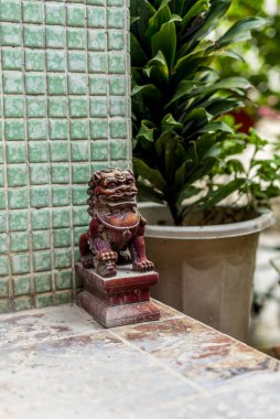 Hong Kong yakınlarındaki Lamma Adası 'ndaki Taocu tapınağın girişindeki küçük aslan heykelciği.