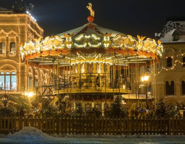 Geleneksel atlıkarınca kışın gece Moskova Kızıl Meydanı 'nda