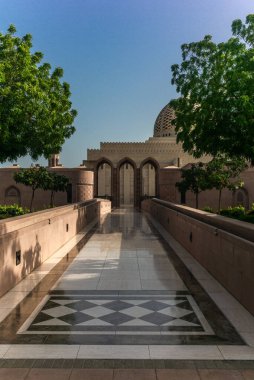 Muscat Büyük Camii 'nin sabahın erken saatlerinde yansımaları.