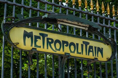 Paris 'te yeraltının işareti klasik özgürlük tarzında.