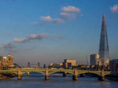 Londra 'nın köprüleri Thames nehrine yansıyor