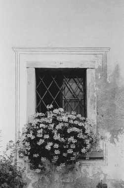 Tipik Engadin evi penceresi, analog siyah ve beyaz fotoğrafla