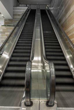 Hong Kong 'daki boş alışveriş merkezindeki yürüyen merdivenler hareket bulanıklığı yaratıyor.