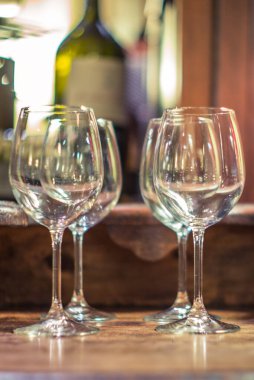 Milano 'daki restoranda kırmızı şarap bardakları