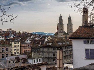 Eski Zürih 'in çatıları manzaralı.