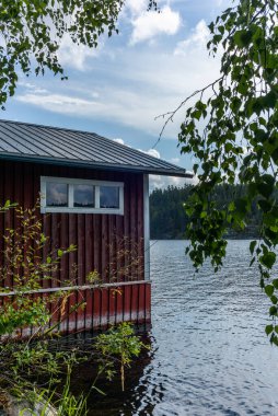 Finlandiya 'daki Saimaa gölünün kıyısındaki tipik kırmızı kayıkhane.