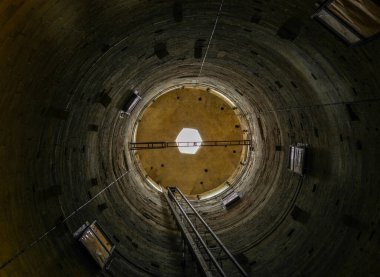 Toskana 'daki ortaçağ dairesel kulesinin iç görünüşü