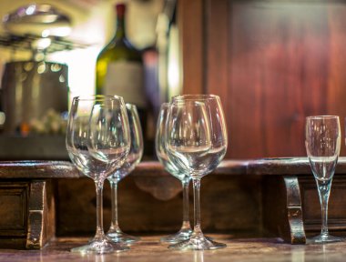 Milano 'daki restoranda kırmızı şarap bardakları