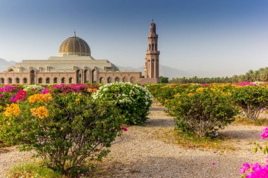 Muscat Büyük Camii 'nin geometrik güzelliği ve sabahın erken saatlerinde bahçe.