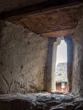 Tipik ortaçağ penceresi, yakın plan