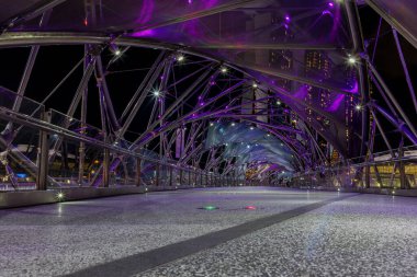 Geceleri Singapur limanında Violet Köprüsü