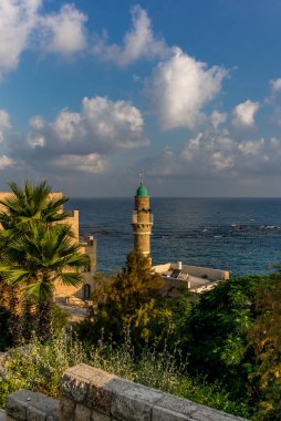 Gün batımında İsrail 'in eski Jaffa kasabasındaki Deniz Camii manzarası