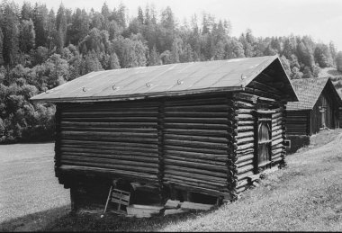 İsviçre Alpleri 'ndeki hayvan barınakları için eski ahşap kulübeler, analog fotoğraflarla.