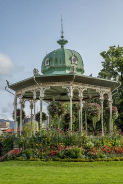Sonbaharda Norveç 'in Bergen şehrinin merkezinde çiçeklerle kaplı bir çardak.