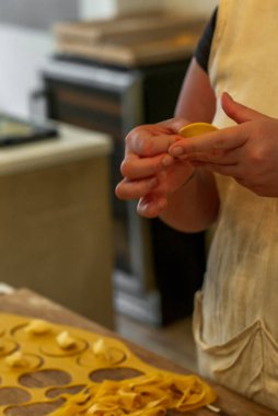 Geleneksel İtalyan usulü tortellini yapıp bükmek.