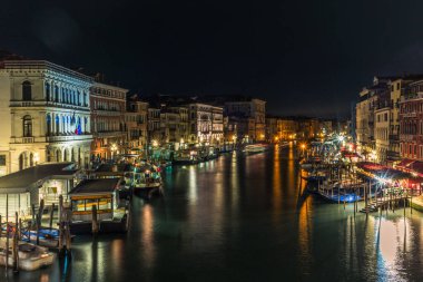 Venedik 'teki Kanal Grande gece Rialto Köprüsü' nden görüldü.