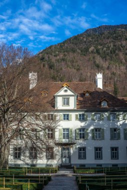 Chur, İsviçre - 19 Şubat 2017: Chur Fontanapark 'ta Altes Gebaeu' nun girişine bakan park