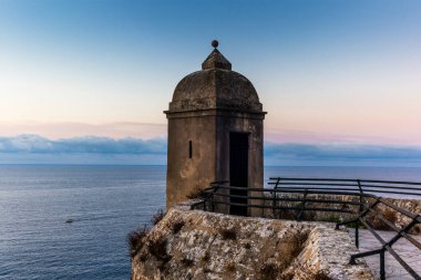 Monako tepelerinden Akdeniz manzarası