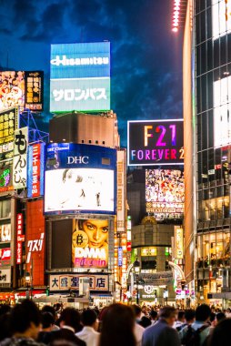 Tokyo, Japonya - 17 Mayıs 2018: Gece Tokyo 'dan Shibuya geçişinin kasıtlı olarak kasvetli etkisi