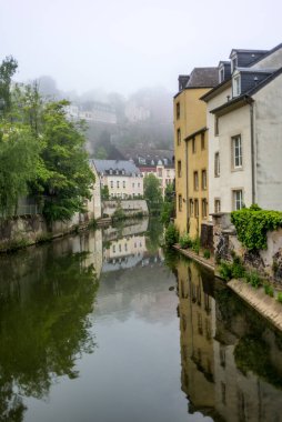Lüksemburg şehrindeki Alzette nehrine yansıyan renkli binalar