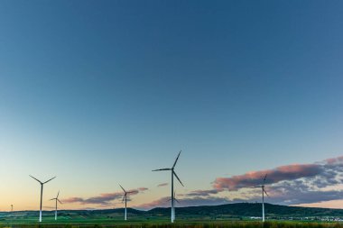 Sonbaharda günbatımında Avusturya 'da rüzgar çiftliği