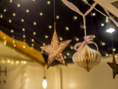 İsviçre 'deki tipik Noel pazarında el yapımı süslemeler.