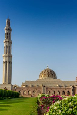 Muscat Büyük Camii 'nin geometrik güzelliği ve sabahın erken saatlerinde bahçe.