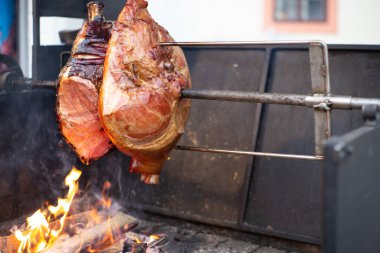 Prag 'daki Çek Noel pazarında odun ateşinde kızaran leziz domuz jambonu.