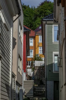 Sonbaharda Bergen 'in tarihi merkezinde renkli arka sokaklar