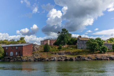 Savunma duvarları, eski evler ve Suomenlinna 'nın kaldırımlı sokakları.