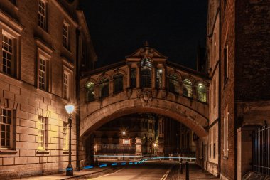 Geceleri Oxford 'daki romantik İç Çekiş Köprüsü