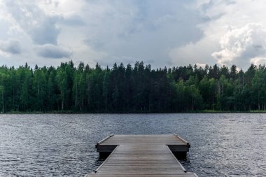 Gün batımında Finlandiya 'daki Kolovesi Milli Parkı' ndaki Saimaa Gölü 'nde iskele.
