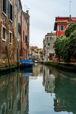 Kanal manzarası ve Venedik 'teki eski saraylar
