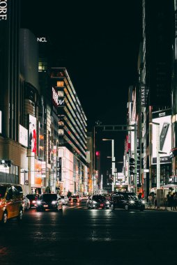 Tokyo, Japonya - 17 Mayıs 2018: Tokyo 'da Ginza' nın kalabalık caddelerini kasıtlı olarak kasvetli bir şekilde görmek