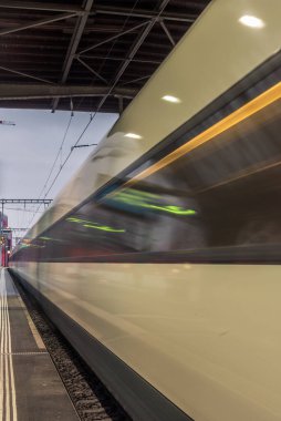 Zürih istasyonundan kalkan tren.