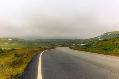 Norveç dağlarında uzun ve dolambaçlı bir yol