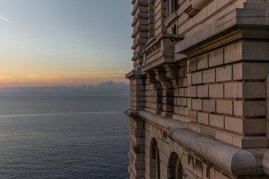 Monako tepelerinden Akdeniz manzarası