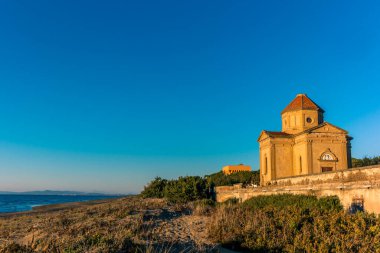 Toskana sahilinde terk edilmiş bir kilise.