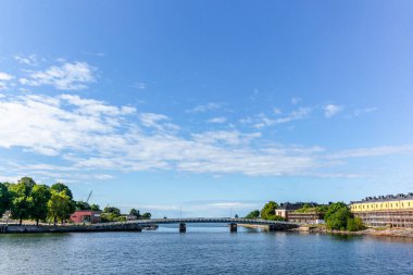 Güneşli yaz gününde Helsinki takımadalarındaki adalar