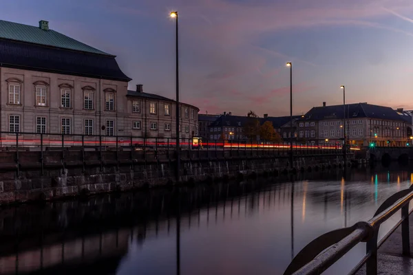 Západ Slunce Kodani Starém Kanálu Loděmi Domy Odrážejícími Klidné Vodě — Stock fotografie