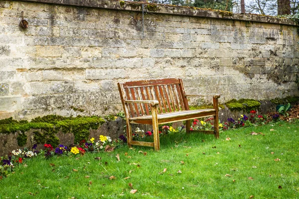 オックスフォードの春に花に囲まれたベンチ — ストック写真