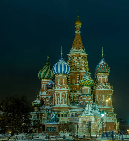 Kathedrale Des Basilikums Der Nacht Mit Schnee Bedeckt — Stockfoto